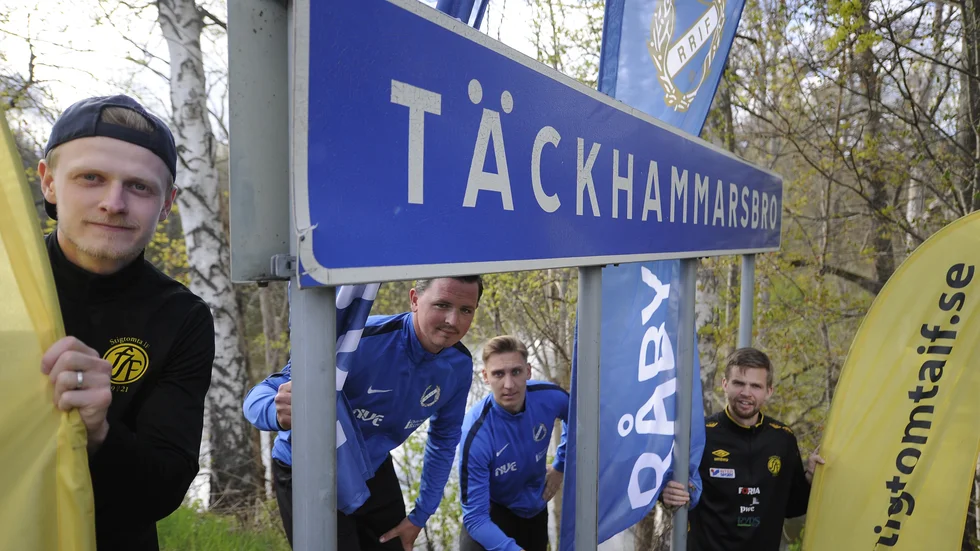 Samling inför Slaget. Från vänster: Hampus Almberg (SIF), Mathias Vestin (Råby), William Ankarhake (Råby) och Fredrik Larsson (SIF).