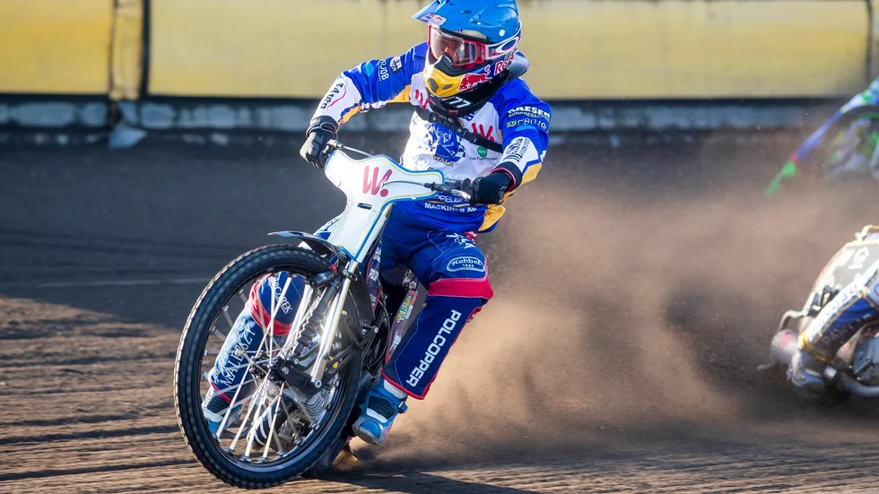 Piotr Pawlicki kraschade i polska Extraliga på söndagen. En bruten skuldra och en spricka i den andra skuldran. En första prognos är borta sex till åtta veckor, men teamet hoppas vara tillbaka om en månad.