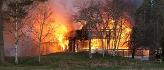 Villa brann ner efter stor brand: "Går inte att rädda"