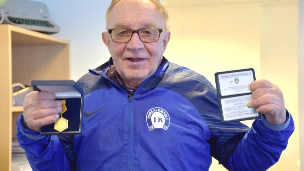 Prisad. Börje "Parka-Börje" Andersson blev prisad av Svenska fotbollsförbundet vid en ceremoni i Stockholm. Det innebär att han nu har alla fina valörer: ett brons, ett silver och nu ett guld från fotbollsförbundet.