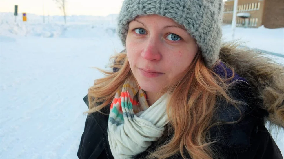 Mörkt. En mörk period är det för Erika Johansson från Kiruna. Efter att hon utförsäkrats hos Försäkringskassan, tvingar hon nu sin kropp till ett jobb hon inte klarar av.