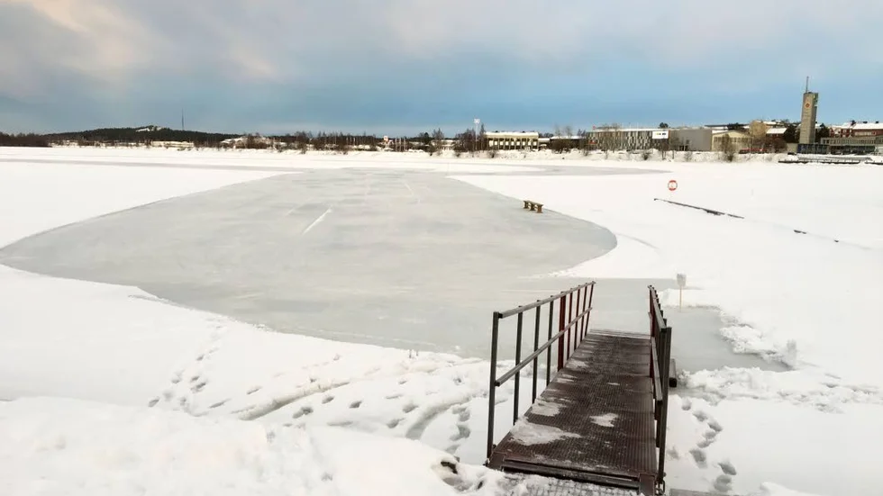 Redo. Isbanan mellan Norra hamn och Hälsans hus är nu redo att tas i bruk. Inom kort hyvlas banan upp så att det blir bra skridskoföre under jul.