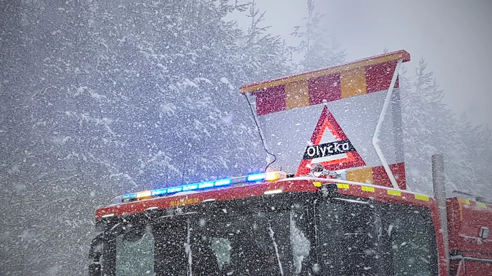 Räddningstjänsten är på plats och trfiken är avstängd. Bilden har inget samband med texten. 