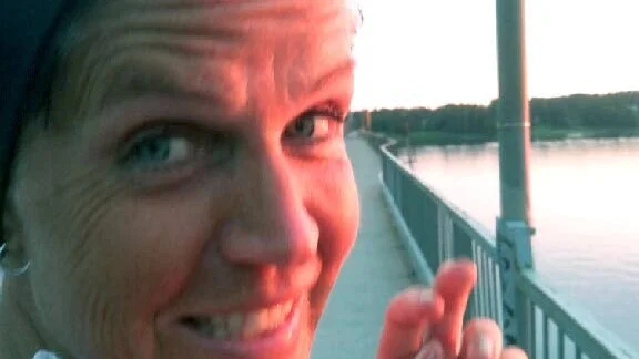 Helena Karlsson skulle beställa körkortstillstånd till sin son men det slutade med att hon fick betala nästan 500 kronor.