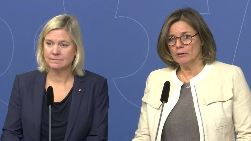 Lägger fram flygskatten. Magdalena Andersson och Isabella Lövin på lördagens presskonferens.