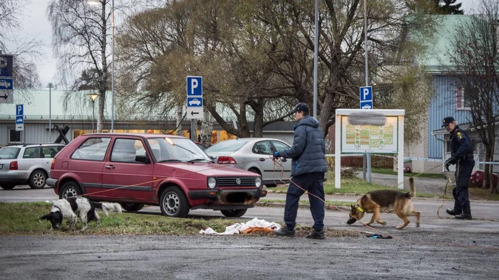 Brottsutredning. Polis och åklagare har lagt locket på efter knivdramat på Hertsön under onsdagen som innebar en stor polisinsats med helikopter och flera hundpatruller på plats.