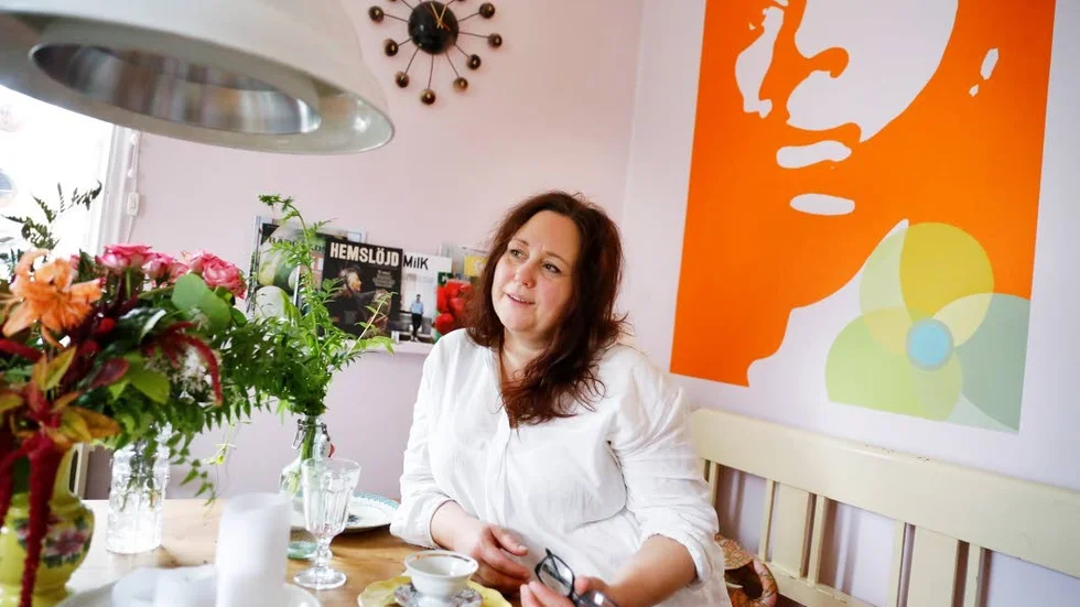 Inreder. Susanna Hellström har jobbat länge som inredare, men nu är hon rekvisitaassistent på inspelningen av ”Jägarna”. I stället för att göra fint gör hon fult för att det ska se 
verkligt ut.