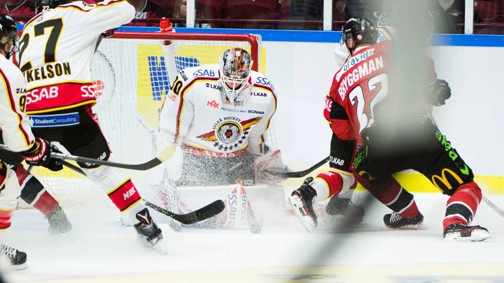 Hjälte. Filip Gustavsson gjorde en kanonmatch inför ögona på Juniorkronornas förbundskapten Tomaws Montén.