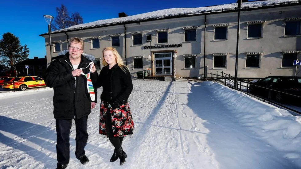 Redo lämna över. Sedan valet har Mikael Larsson och Sarah Karlsson fungerat som kommunalråd i Överkalix.