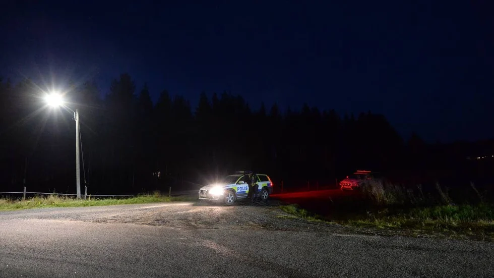 Dödsolycka. Polisens tekniker fanns på plats vid Höghedens flygfält på tisdagskvällen.