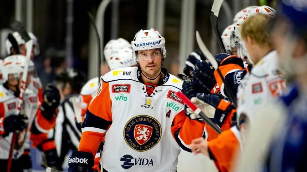 Nobbar. Enligt Mrmadhawk så nobbar Noah Welch Luleå till förmån för hans tidigare klubb Växjö.