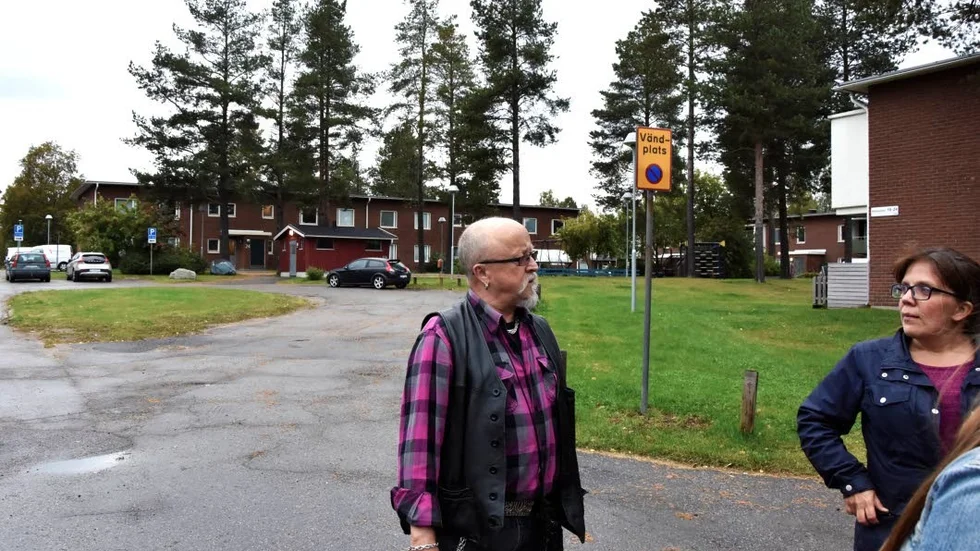 Dan Larsson berättar att han säljer sin husbil på grund av rådande parkeringsbrist. Bakom honom är den nyligt uppsatta skylten som förbjuder parkering i vändningsplatsen.