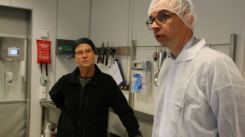 MODERNT. Produktionschef Ann-Katrin Björk lovar kommunalrådet Niklas Nordström säkra matleveranser. "Vi har landets modernaste produktionskök", säger hon.
