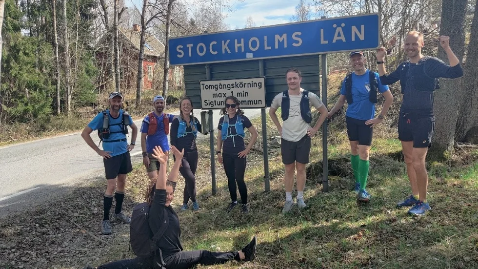 Klockan 12, dags att springa in i Stockholms län. 30 kilometer har avverkats och det återstår 47 kilometer till Centralstationen i huvudstaden. 