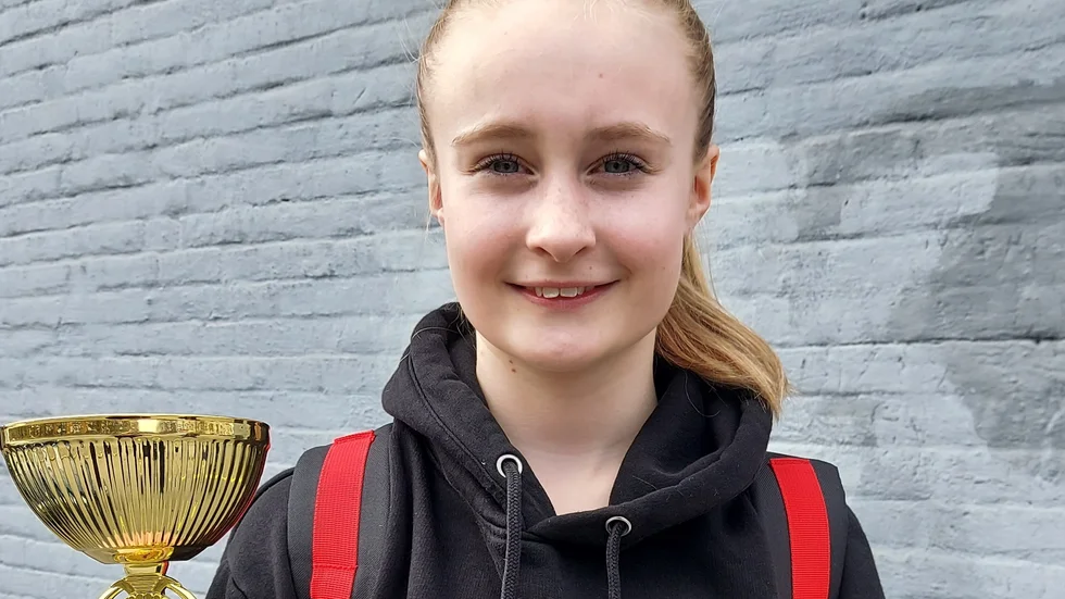 Ellen Karlsson med sin tredje guldpokal på tre tävlingar.
