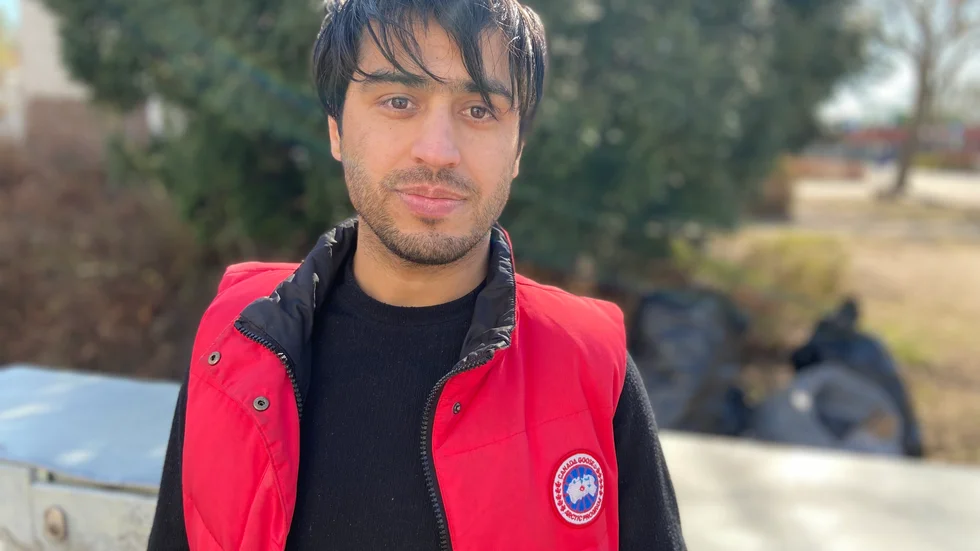 Mustafa Omari, 24 år, tror att det är viktigt att redan tidigt få prova på arbetsmarknaden för att bli vuxen och fri. 