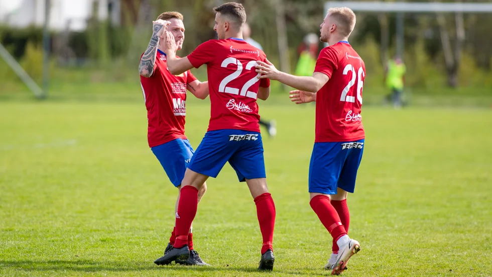Edon Silka har just dragit dit 1-1 på frispark i den 93:e minuten för Boren mot Adas united och Haris Asic och Nils Bentzer är framme och gratulerar. 