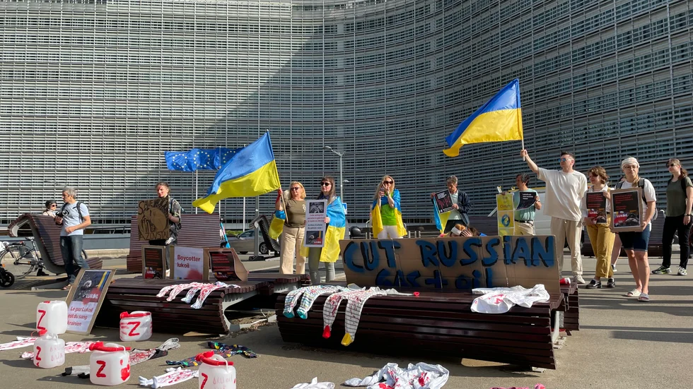 ”Stäng av den ryska oljan och gasen”, kräver ukrainska demonstranter i EU-kvarteren i Bryssel där EU-ländernas utrikesministrar möts under måndagen.