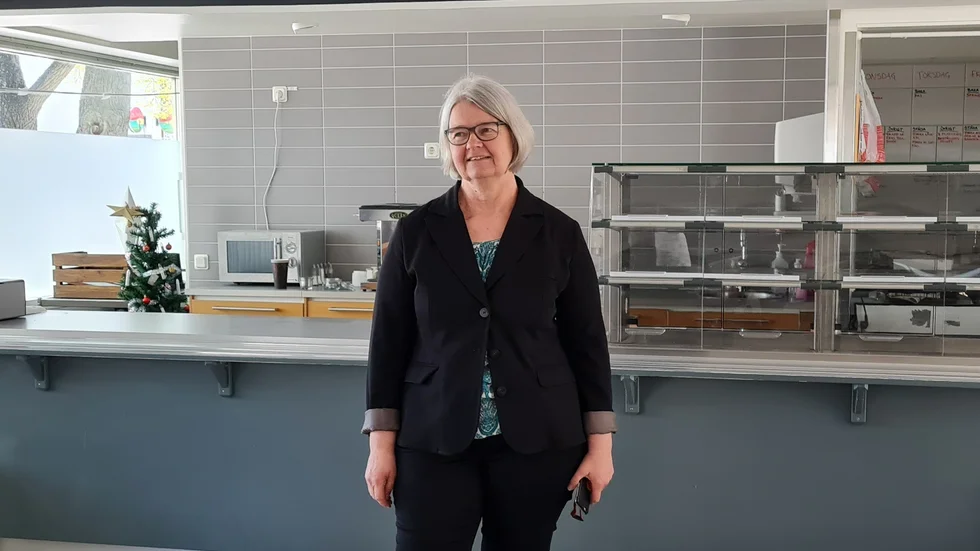 Hyllorna ekar tomma i bibliotekets kafélokal. Enhetschef Birgitta Edvardsson hoppas att någon startar en ny verksamhet senast till hösten. 