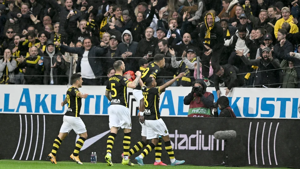 AIK firar ledningsmålet i 2–0-segern mot Malmö FF.