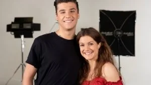 Anton Hagman och Caroline Johansson Kuhmunen spelar huvudrollerna i som Danny och Sandy "Grease". 