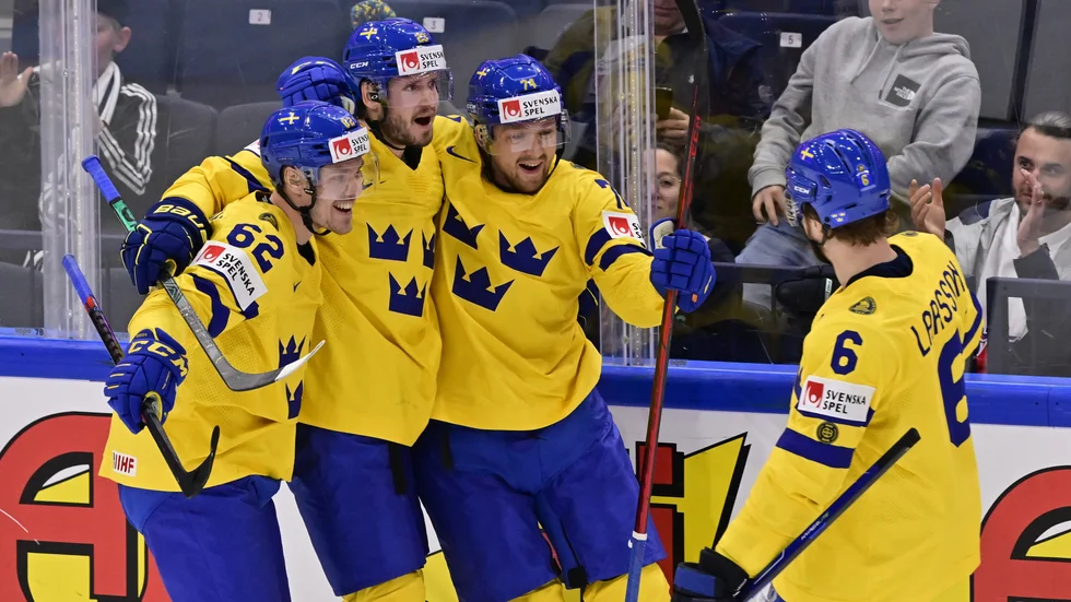 Oliver Ekman-Larsson i kramkalas med Joel Kellman (62) och Rasmus Asplund, näst längst till höger.