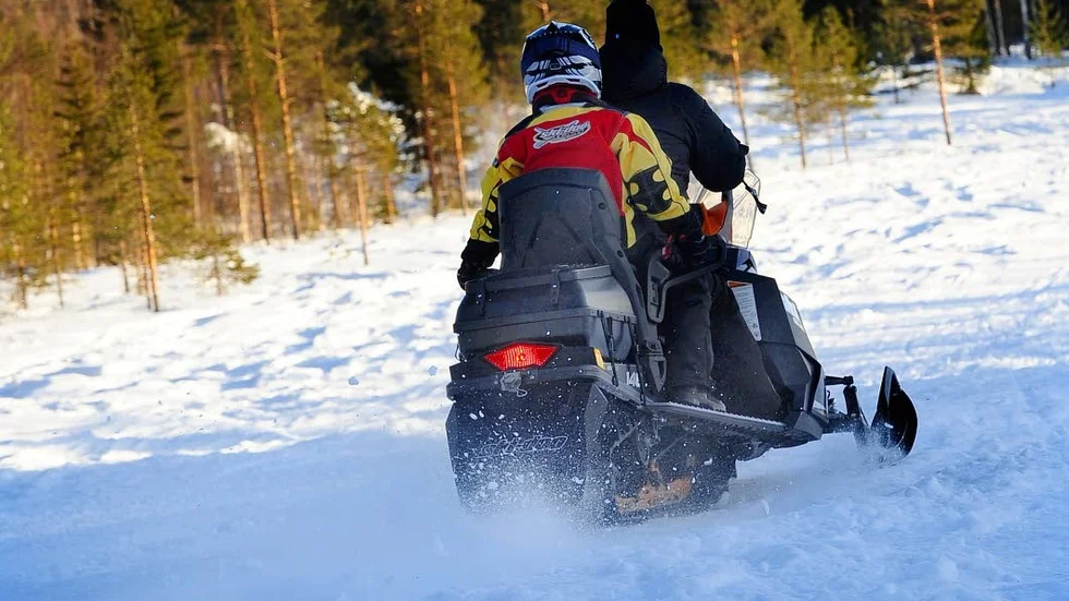 SOS. Skoteförare körde fast norr om Sunderby sjukhus och nu har räddningstjänsten ryckt ut för att undsätta mannen. OBS! Skotern på bilden har inte med artikelns innehåll att göra.
