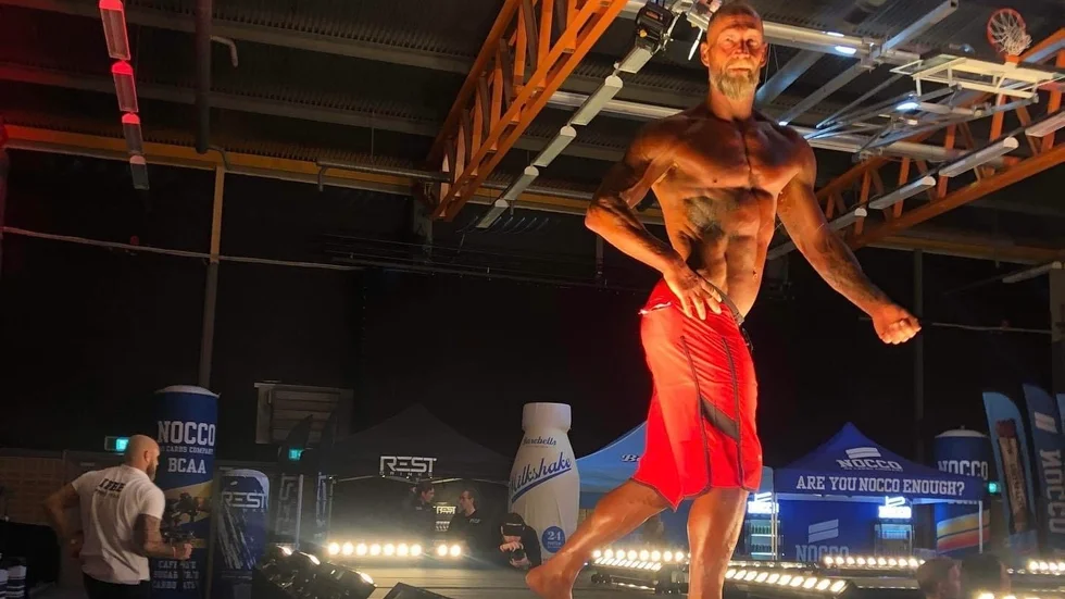 Dennis Gustafsson tog brons i Solnahallen i sin mastersklass i Mens physique. Nu går bodybuilding-satsningen vidare mot veteran-SM i höst.