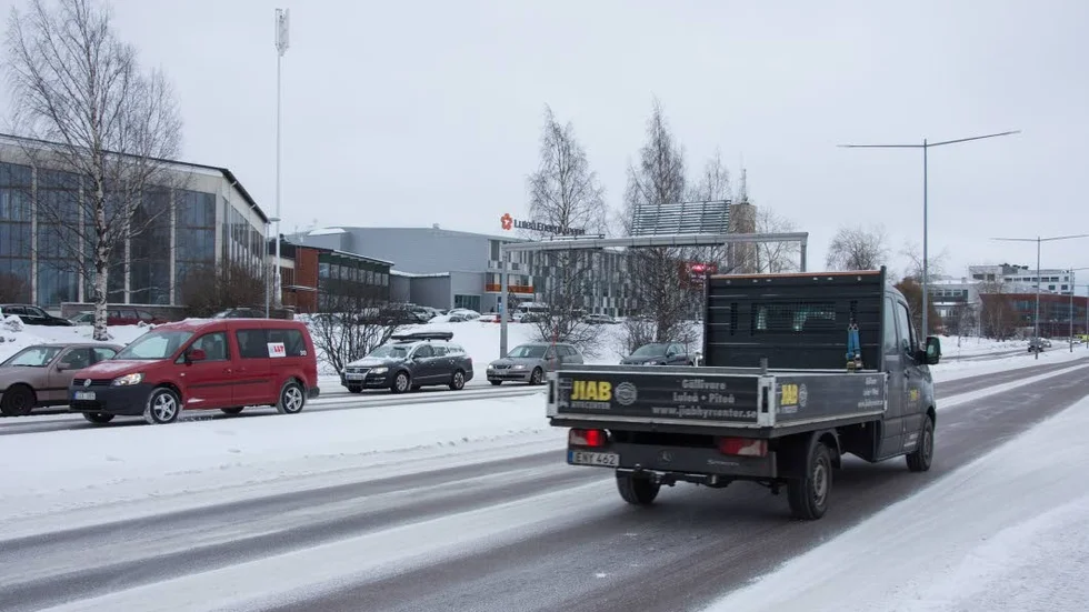 Än flyter trafiken. Det är på den här sträckan av Bodenvägen, nedanför Luleå Energi Arena, som fyra körfält reduceras till två under fem veckor.