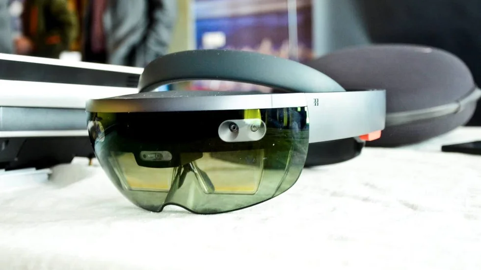 VERKLIGHET. Mixed reality-glasögon gör att den riktiga verkligheten blandas med den virtuella.