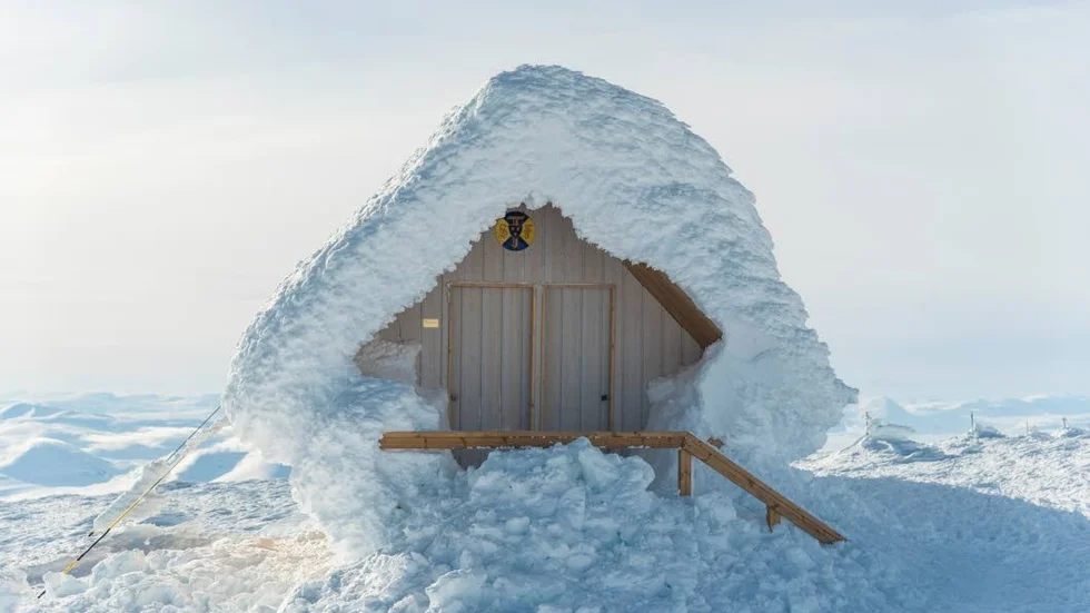 Toppenläge. Ett riktigt toppenläge har denna stuga, på 2 040 meter över havet tronar den nya säkerhetsstugan på Kebnekaise.