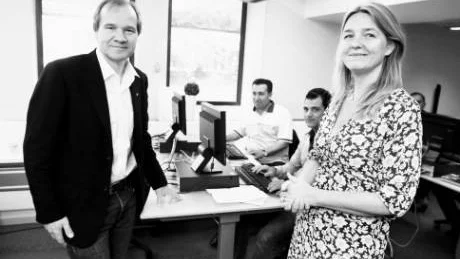 Anders Lago (S) och Cecilia Ståhl, vd för Manpower Telge Jobbkraft. Hanna Westerén besökte Södertälje för att lära om jobb för unga.
