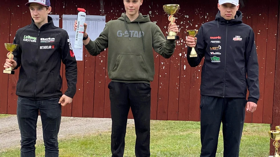 Elliot Brodell, längst till vänster, slutade trea i 125-kubiksklassen i andra deltävlingen i Mx-outlet cup. 