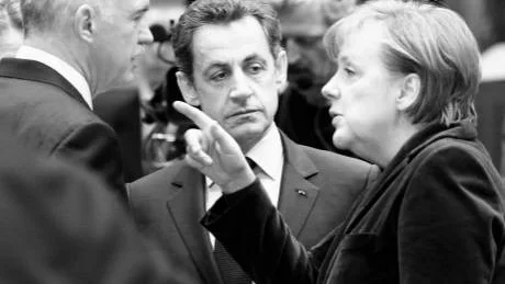 De stora kräver nedmontering av välfärden av de små inom EU. Tysklands Angela Merkel och Frankrikes Nicolas Sarkozy kräver att Greklands George Papandreou (till vänster) skär hårt i den grekiska välfärden. EU framstår inte längre som en union för jämbördiga och i spåren av de växande klyftorna inom och mellan länderna ökar nationalism och främlingsfientlighet.