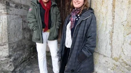 Filmduo. Uppmärksammade lånfilmsdebutanterna Linn Gottfridsson från Visby och Lisa Siwe från Stockholm är på Gotland. Foto: Rolf Jönsson