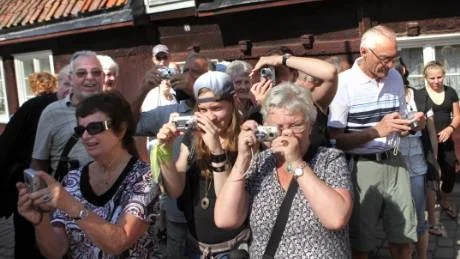 Visbys mest fotograferade gränd. Vid Fiskargränd uppmanas turisterna att ta egna bilder istället för att köpa motivet på vykort.