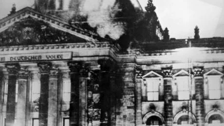 Ekonomisk och politisk kris, kapitalisternas stöd och med terror tog Hitler makten. Inte genom vinst i demokratiska val. En del i terrorn var att sätta eld på riksdagshuset i Berlin.