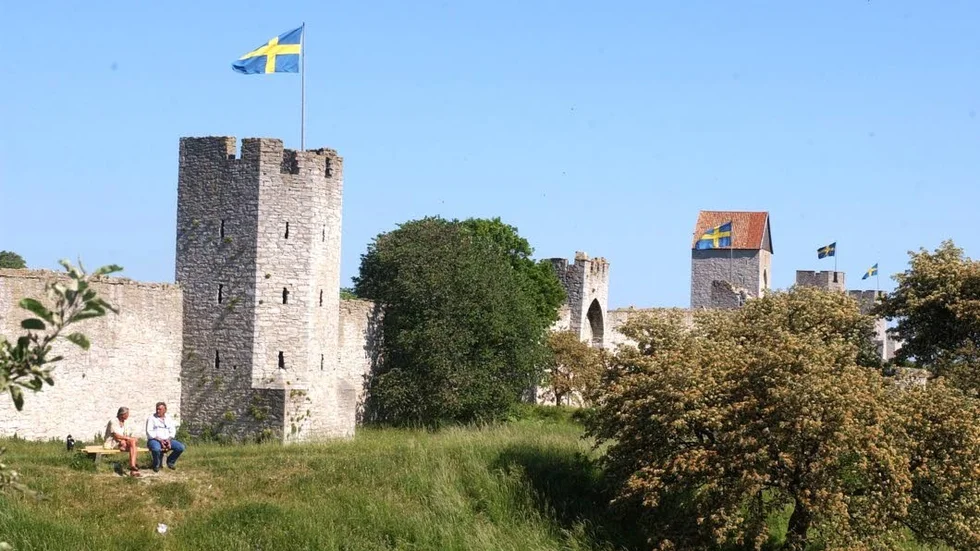Stor flaggning på Visby ringmur på Nationaldagen.