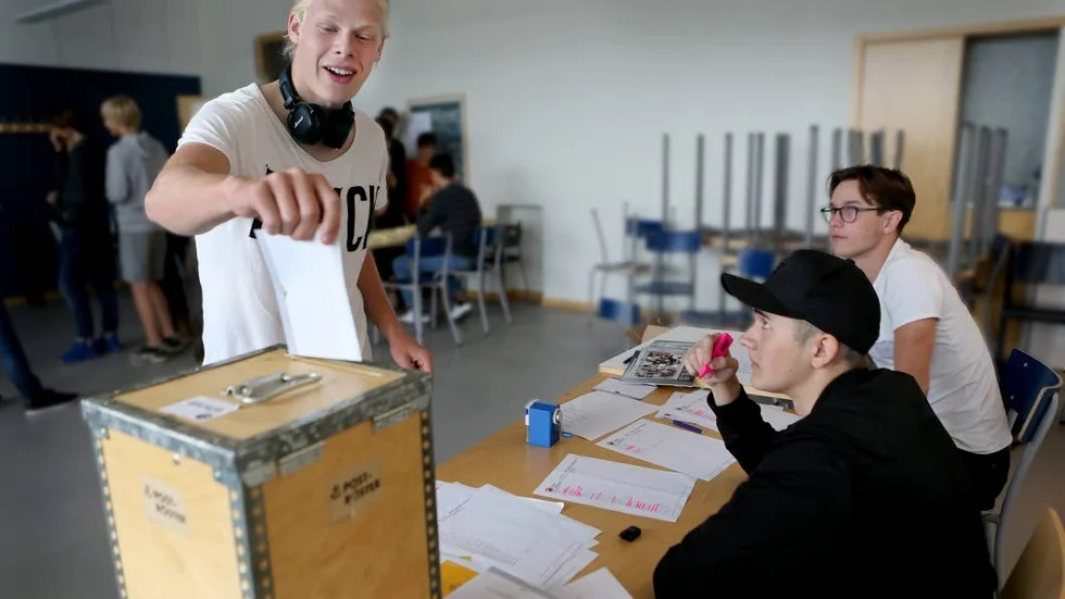 1 600 elever hade möjlighet att rösta i går i Wisbygymnasiets skolval. Här lägger Edvin Nilsson sin röst i valurnan. Erik Wallin och Albin Gahm är funktionärer.