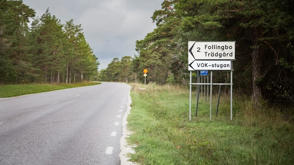 Biljakten slutade på Dalhemsvägen när tjuvarna försökte svänga in mot Follingbo.