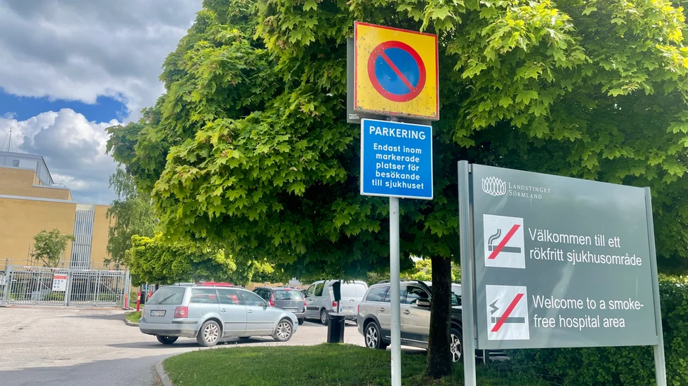 Parkeringssituationen vid Kullbergska sjukhuset lär fortsätta vara problematisk, åtminstone till mitten av 2025 då byggarbetet ska vara klart. 