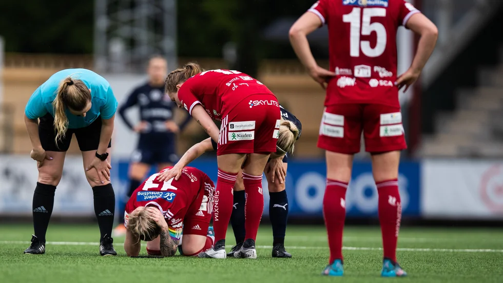 Cecilia Edlund knäar efter en smäll mot huvudet under matchen mot Rosengård. 