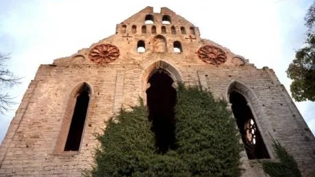 Man blir glad när det görs kreativa satsningar på Gotland. Som nu S:t Nicolai kyrkoruin. Det visar att man tror på Gotland.