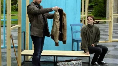 Kaj Ahlgren och Mattias Linderoth under en repetition av "Revisorn" i Nils Moritz blivande turkosa scenografi.