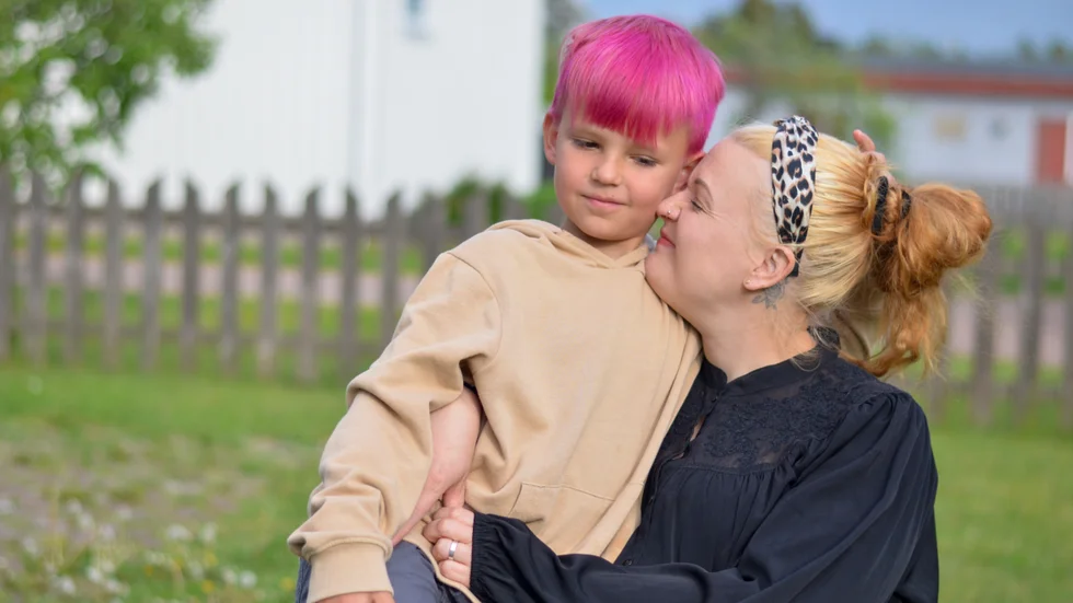 Enligt mamma Hannah är Aaron väldigt hjälpsam. "Jag ber sällan barnen om hjälp, men när Aaron märker att det är tungt i en backe så puttar han på."