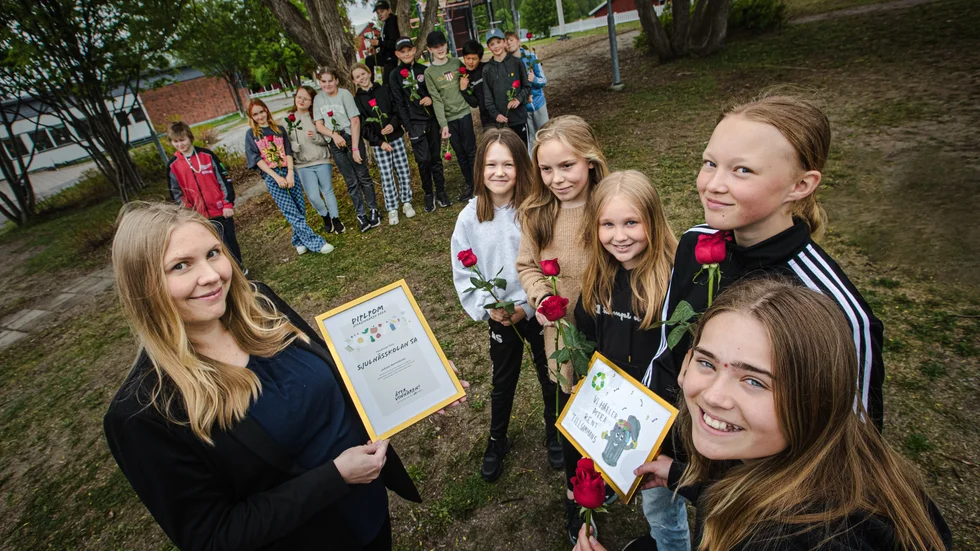 Återvinnaren har åter en vinnare: Nora Svedjestrand, Lise Öhlund, Joline Ekberg, Ronja Bergman och Siri Viklund från klass 5A på Sjulnässkolan fick ta emot diplom och rosor av Josefin Sjögren, Pireva. 
