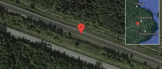 Lastbil stillastående på E18 - helt stopp i ett körfält