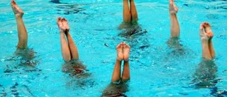 Trist bli portad från poolparty