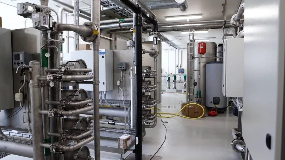 Avsaltningsvattenverket. Här genomgår vattnet olika processer för att renas och till slut bli dricksvatten.