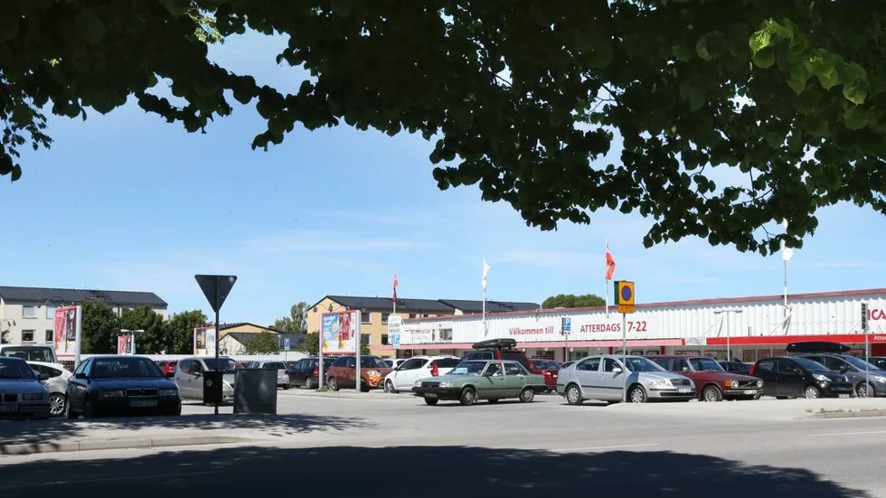 Fullt. På parkeringen utanför Ica Atterdags cirkulerar bilarna runt i hopp om att få tag på en ledig plats.
